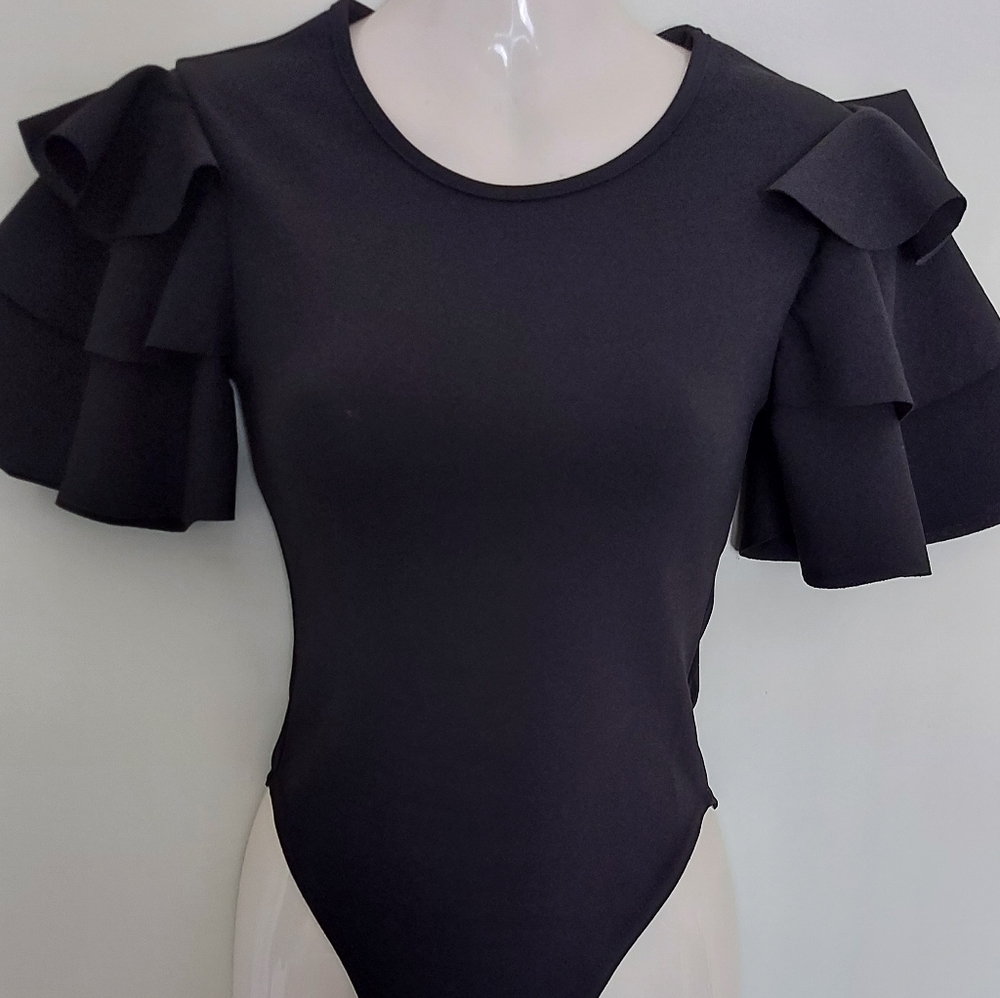 (#351) 💖Ladies ruffle sleeve crepe bodysuit size 2